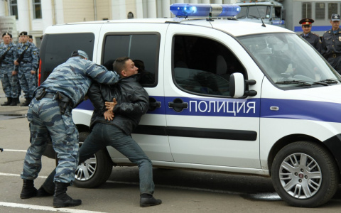 Кольчугинский хулиган беспричинно атаковал припаркованный автомобиль