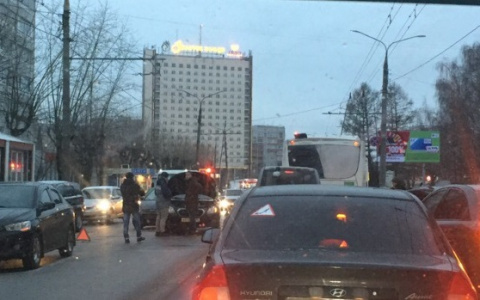 ДТП на проспекте Строителей: сразу 4 авто образовали внушительную пробку