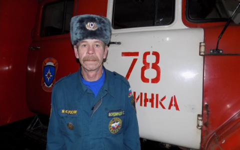 В Собинке спасатель вскрыл дверь и вынес человека из горящей квартиры