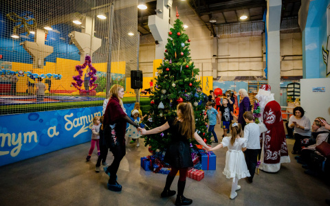 5 причин  отпраздновать новогоднюю елку в батутном центре