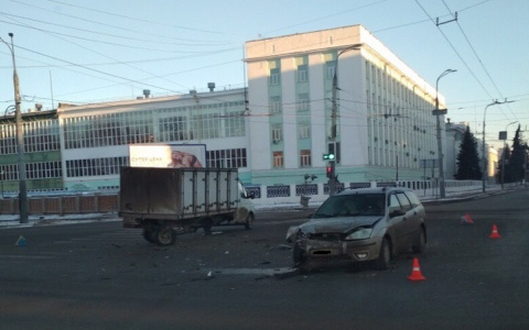 ДТП во Владимире: "ГАЗель" не поделила дорогу с легковым авто