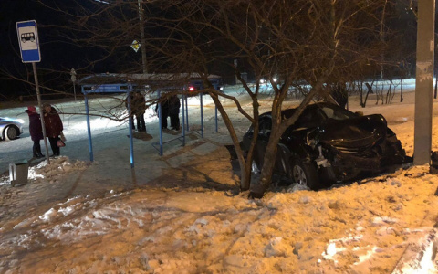 В Юрьевце машина протаранила остановку: пострадали женщина и ребенок