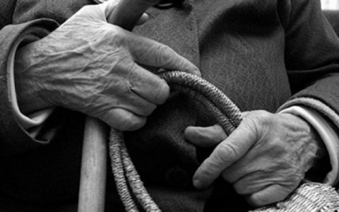 Водитель, сбивший бабушку на дороге, увез ее в лес и ограбил