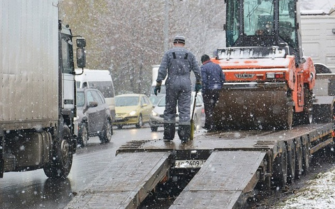 Владимирцы возмущены укладкой асфальта поверх снега на Пекинке