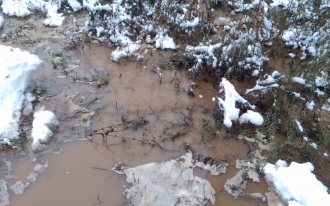 Владимирец пожаловался на фонтан из-под земли в одном из районов города