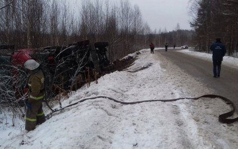 ДТП под Судогдой: бензовоз вылетел с трассы и перевернулся