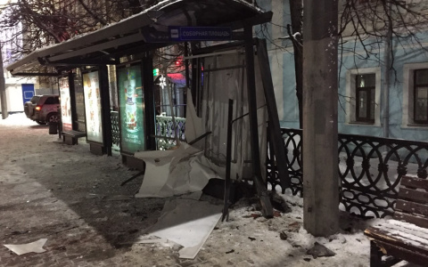 В центре Владимира автоледи влетела в остановку