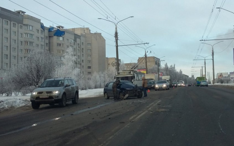 На Нижней Дуброве сегодня произошло ДТП, затруднившее движение