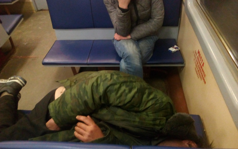Владимирские бомжи оккупировали московскую электричку: вонь, грязь