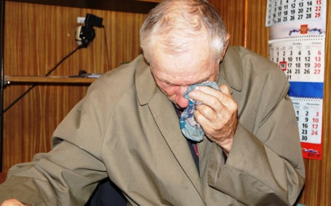 Во Владимирской области перед Новым годом знакомый «обчистил» пенсионера