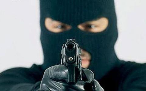 Заставили таксиста ехать в Москву, угрожая пистолетом и ножом