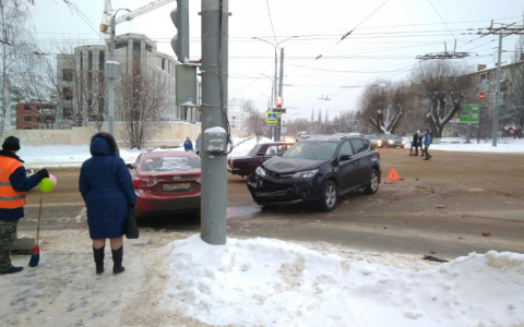 ДТП во Владимире: на перекрестке Мира и Горького столкнулись две иномарки