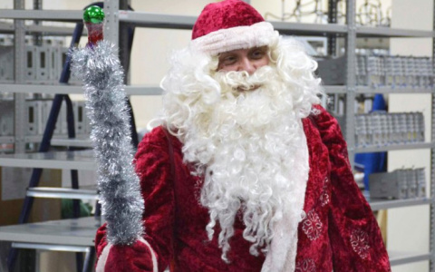 "Хочу вселить веру в чудо": владимирец в костюме Деда Мороза 20 лет раздает подарки на улице