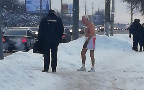 Владимирцы поддерживают полуголого мужчину, который бегает в мороз