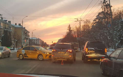 ДТП во Владимире: автомобиль такси задел легковушку, движение затруднено