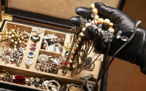 Кольчугинец зашёл в гости к подруге и украл у неё кучу драгоценностей