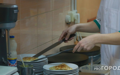 Во Владимирском кафе готовили пищу на грязных столах