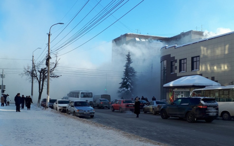 В Александрове на пожаре рядом с торговым центр эвакуировали 40 человек
