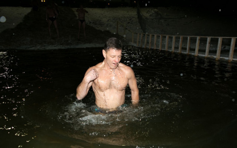 Губернатор Сипягин окунулся в прорубь в Муроме