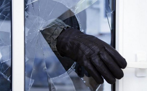 Неугомонный вор: мужчина бил стекла, влезал в дома и крал, пока не попался