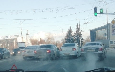 Иномарка во Владимире "застряла" между двумя другими автомобилями