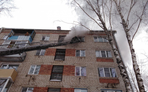 Из-за пожара в Гусь-Хрустальном пришлось эвакуировать почти весь подъезд