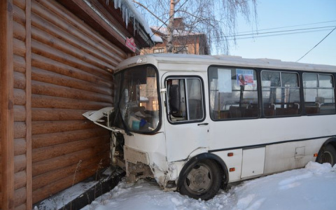 Автобус с пассажирами врезался в дом в Коврове