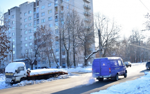 «Подснежники» мешают уборке: Владимир пытаются очистить от избытка снега