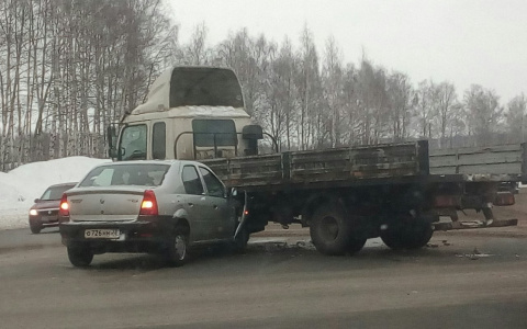 На Пекинке легковой автомобиль протаранил грузовой