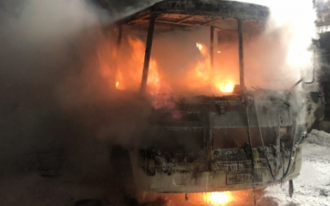 Рано утром под Владимиром полыхал автобус