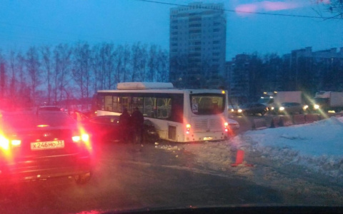 Пекинка встала в пробку: ДТП с автобусом заблокировало движение