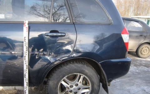 В Юрьев-Польском пьяный избил руками машину, а домкратом — её владельца