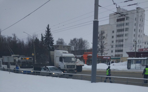 Небольшая авария парализовала проспект Строителей во Владимире