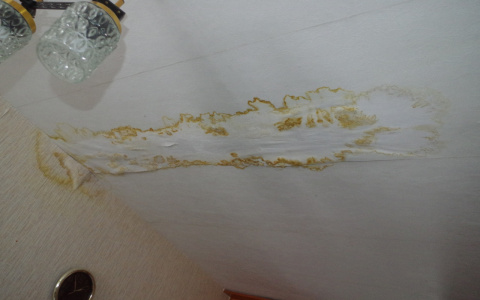 "Крыша течет уже семь лет": владимирцы жалуются на "водопады" с потолка