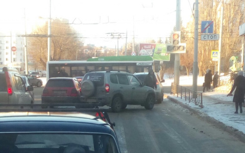 ДТП во Владимире: две легковушки столкнулись в утренний час пик