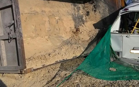 Фура, груженая песком, опрокинулась под Александровом и снова попала в ДТП