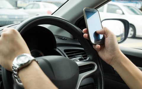В Госдуме предложили повысить штраф за использование телефона за рулём