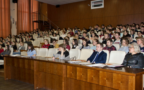 Владимирских студентов готовят к суровому будущему: льготы, ипотека, семья