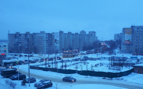 Улица Нижняя Дуброва встала в пробку из-за буксующих автомобилей и погоды