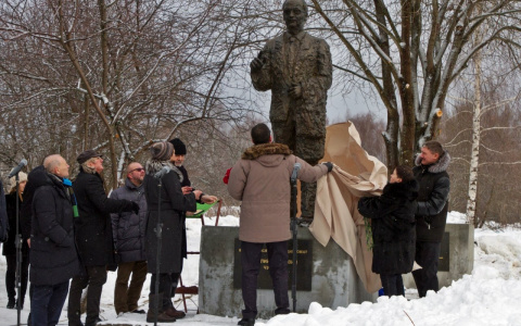 Во Владимирской области появился памятник российскому дипломату Виталию Чуркину
