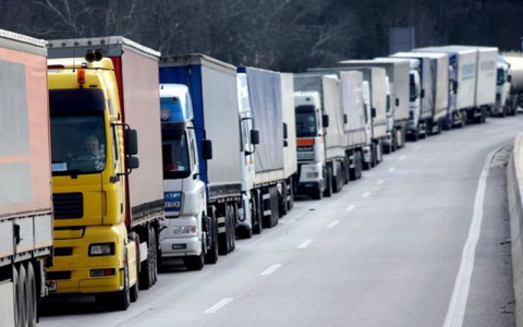 Фуры, стоп: грузовикам ограничат движение по федеральным трассам