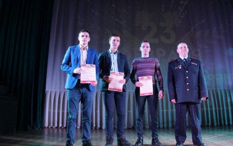 Подростки из Радужного задержали грабителя и передали полиции