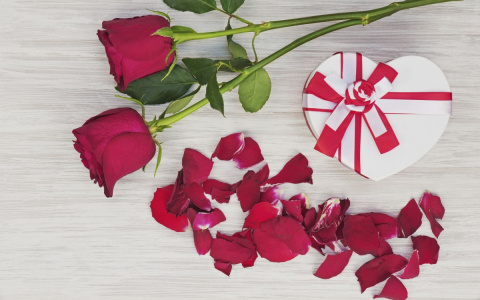 Подарок, который удивит: 11 идей по выбору презента к 8 марта