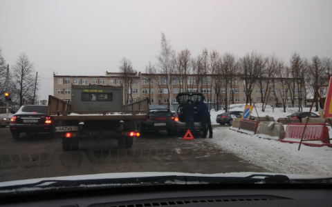 ДТП во Владимире: два авто притёрлись на выезде из Веризино