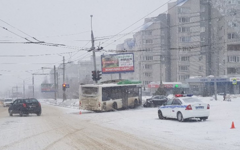 Автобус столкнулся с легковым автомобилем у парка "Дружба"