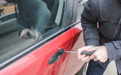 Житель Мурома пытался "вскрыть" автомобиль, но попался полицейским