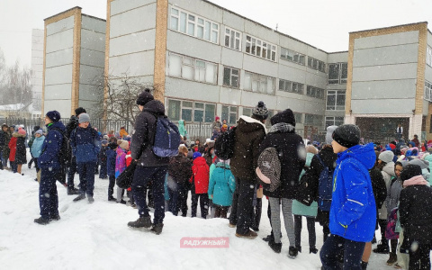 Школу в Радужном эвакуировали из-за звонка о "бомбе"