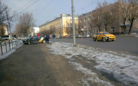 Два автомобиля известного такси столкнулись во Владимире