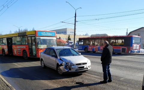 В Добром легковой автомобиль столкнулся с автобусом