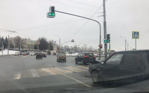 Во Владимире на Лыбедской магистрали столкнулись два легковых автомобиля